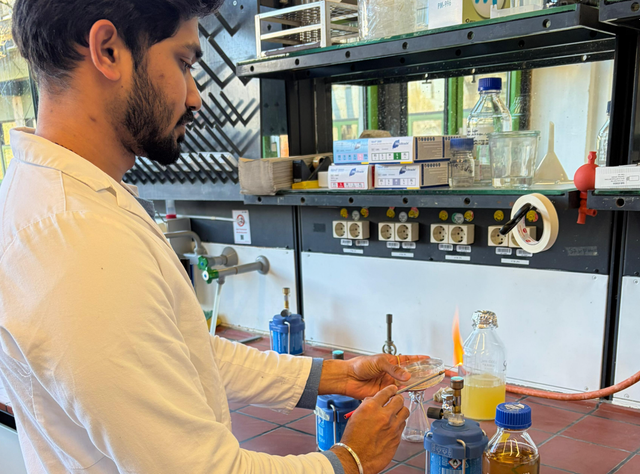 Selvapravin Kumaran beim Überimpfen von Rhodococcus