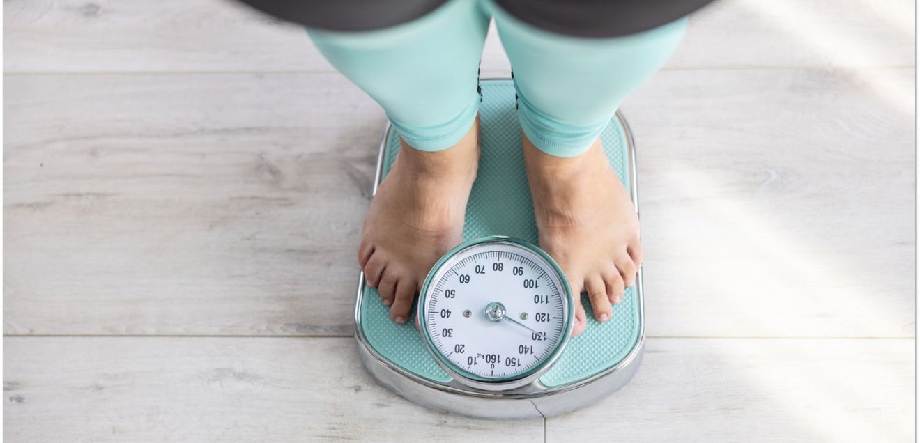 Patient mit Adipositas auf einer Waage