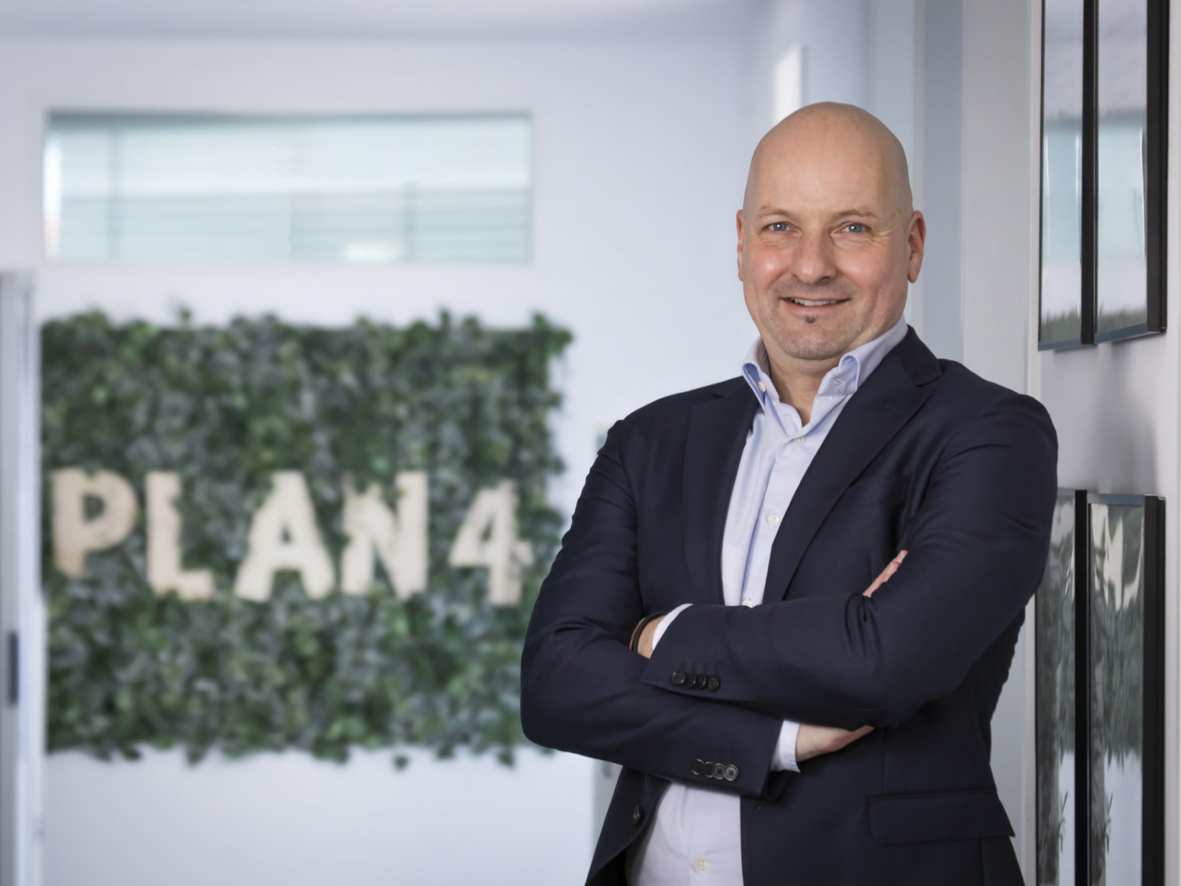 Dr. Hendrik Seibel ist einer der beiden Co-Founder und Geschäftsführer der PLAN4 Software lächelt in die Kamera.