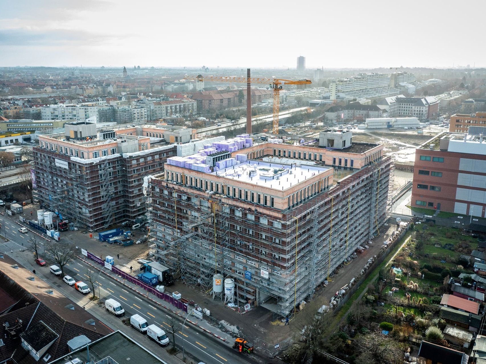 Deutschlands größte Dachgärtnerei entsteht im Gewerbehöfequartier GoWest in Berlin Deutschlands größte Dachgärtnerei entsteht im Gewerbehöfequartier GoWest in Berlin
