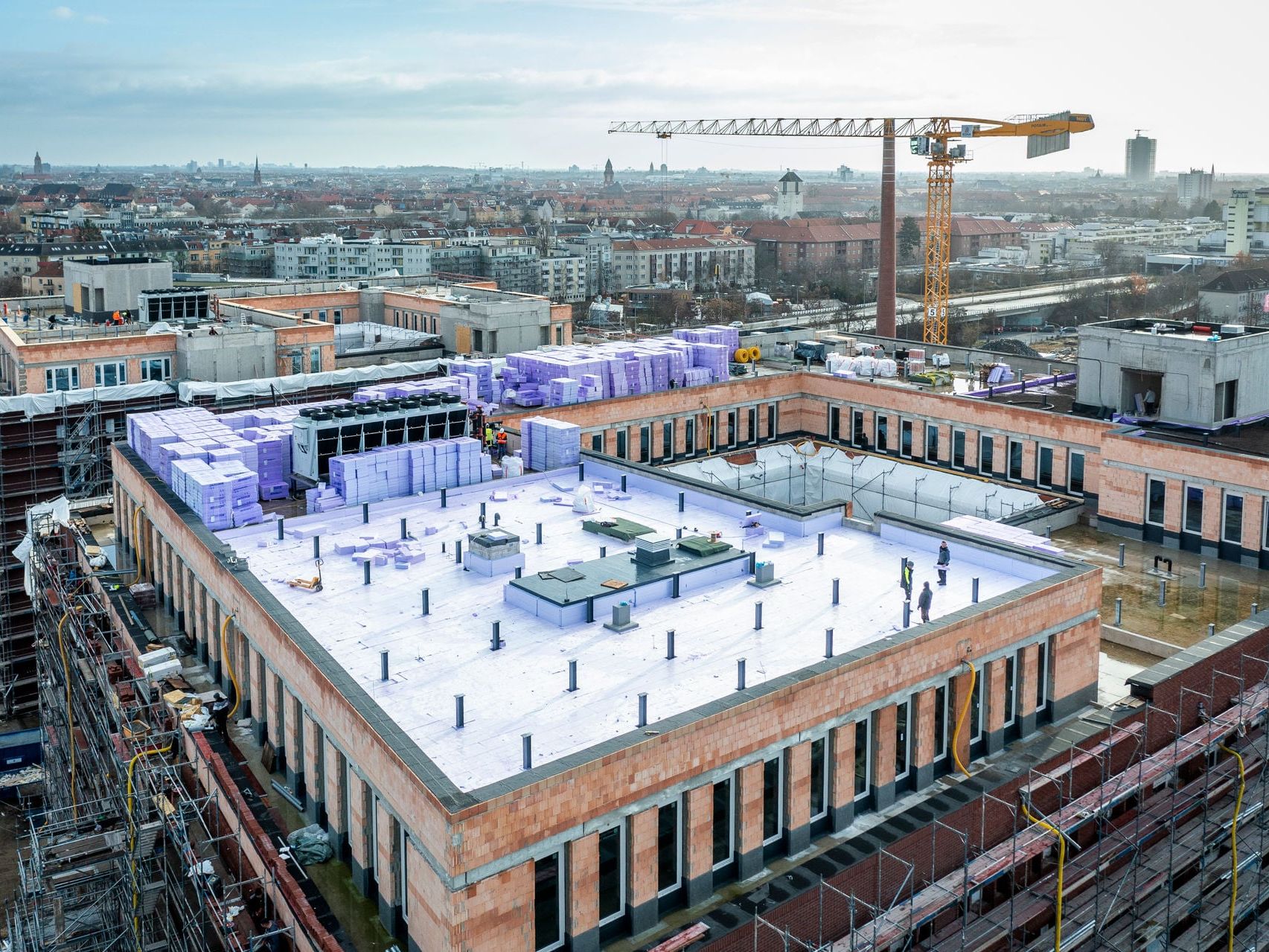 Die Verlegung der Wärmedämmung auf Baufeld 7 ist hier bereits weit vorangeschritten. Die Dachflächen bilden die konstruktive Grundlage für die spätere landwirtschaftliche Nutzung. Die Verlegung der Wärmedämmung auf Baufeld 7 ist hier bereits weit vorangeschritten. Die Dachflächen bilden die konstruktive Grundlage für die spätere landwirtschaftliche Nutzung.