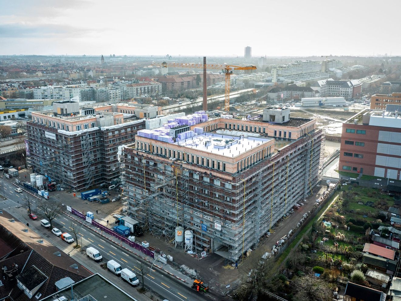 Deutschlands größte Dachgärtnerei entsteht im Gewerbehöfequartier GoWest in Berlin Deutschlands größte Dachgärtnerei entsteht im Gewerbehöfequartier GoWest in Berlin