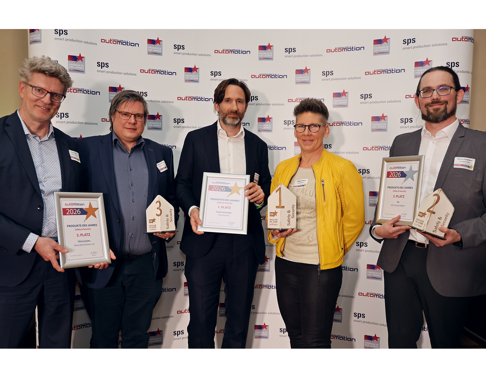 Jens Schindler und Dr. Martin Süßkraut, Silistra Systems; Michael Plankensteiner und Martina Hubert, Neuron Automation; Marcus Fritzmann, Pilz (von links); mit ihren Auszeichnungen. Jens Schindler und Dr. Martin Süßkraut, Silistra Systems; Michael Plankensteiner und Martina Hubert, Neuron Automation; Marcus Fritzmann, Pilz (von links); mit ihren Auszeichnungen.
