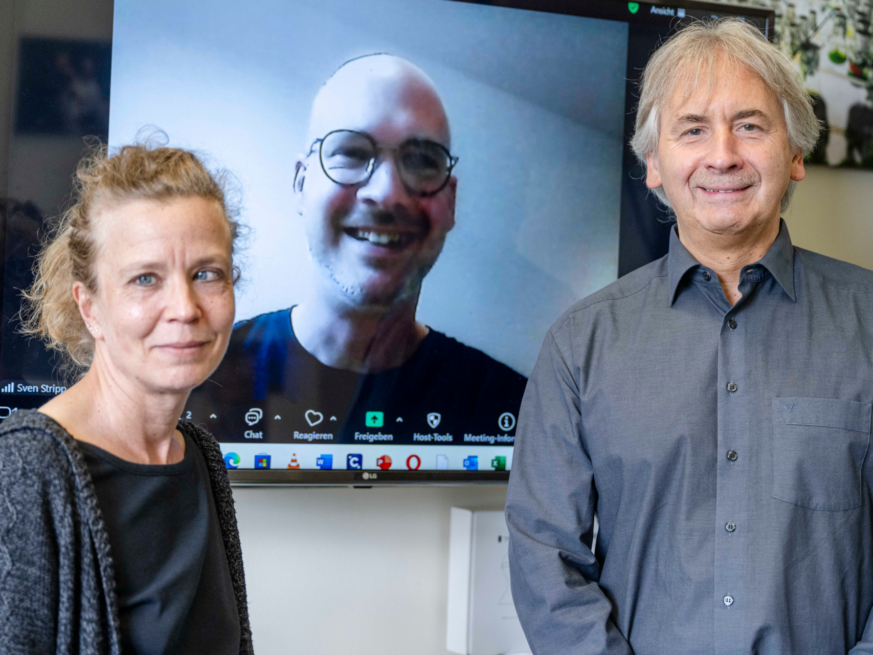 Miniaturisierte Wasserstoffgewinnung: Forschende der Uni Bochum Anja Hemschemeier (links), Thomas Happe und Sven Stripp aus Potsdam (in der Mitte)