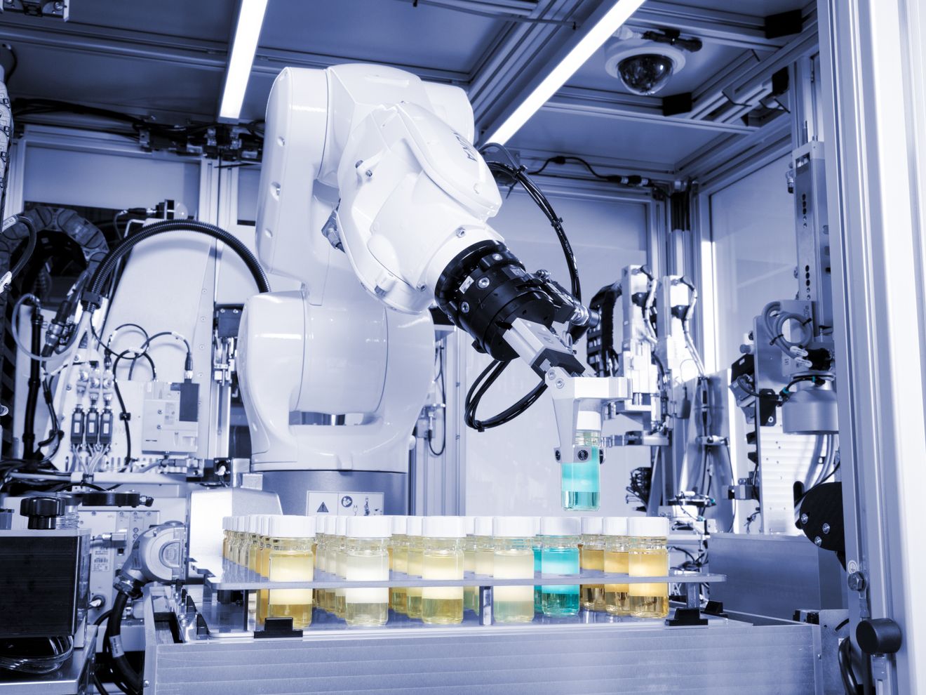 Laborautomation: Kuka Roboter arbeitet als Laborassistent bei Anton Paar Anton Paar setzt einen Roboter von Kuka im Rheometer HTR 7000 für die automatisierte Labor- und Qualitätsprüfung ein. Der Roboter übernimmt Probenhandling, Reinigung und Dokumentation rund um die Uhr.