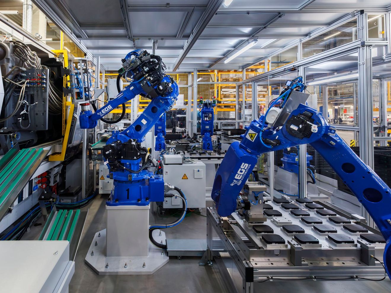 Hochautomatisiertes Spritzgießen: Sechsachsroboter automatisieren die komplette Handhabung Hochautomatisiertes Spritzgießen: Sechsachsroboter automatisieren die komplette Handhabung
