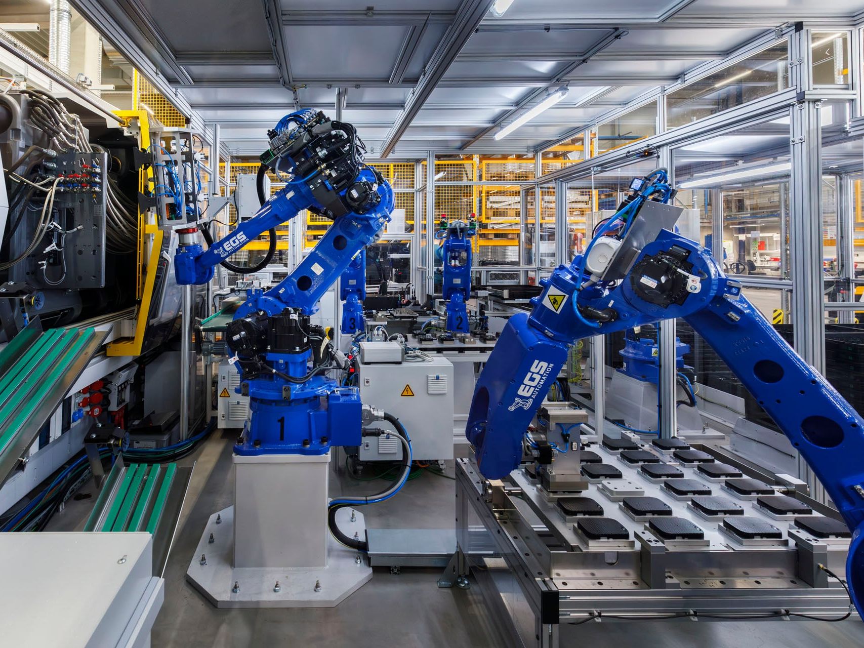 Hochautomatisiertes Spritzgießen: Sechsachsroboter automatisieren die komplette Handhabung