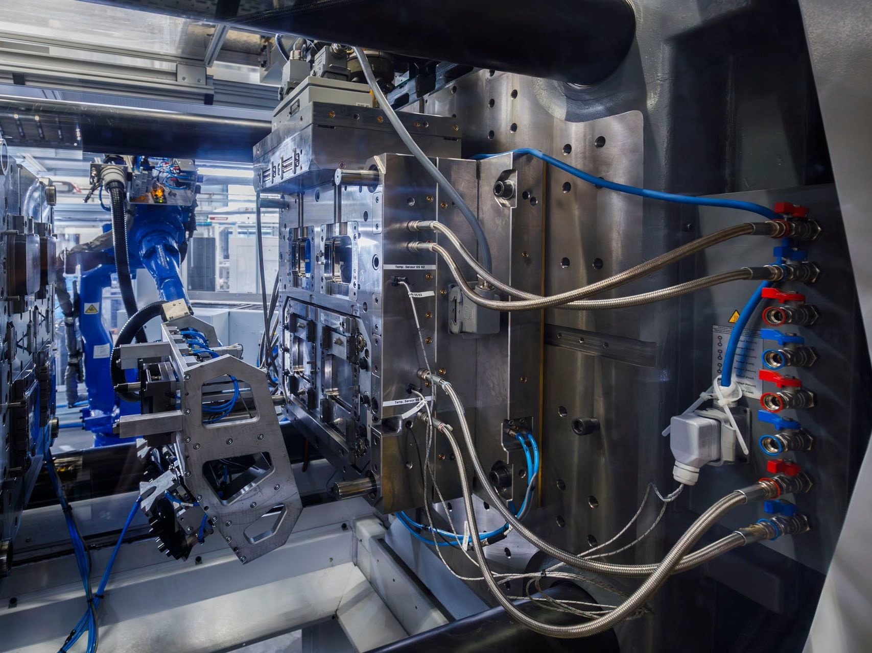 Hochautomatisiertes Spritzgießen: Sechsachsroboter automatisieren die komplette Handhabung Hochautomatisiertes Spritzgießen: Sechsachsroboter automatisieren die komplette Handhabung