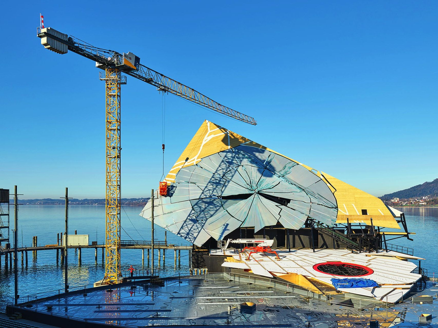 Liebherr 150 EC-B Flat-Top-Kran baut Bühnenbild für „La traviata" auf