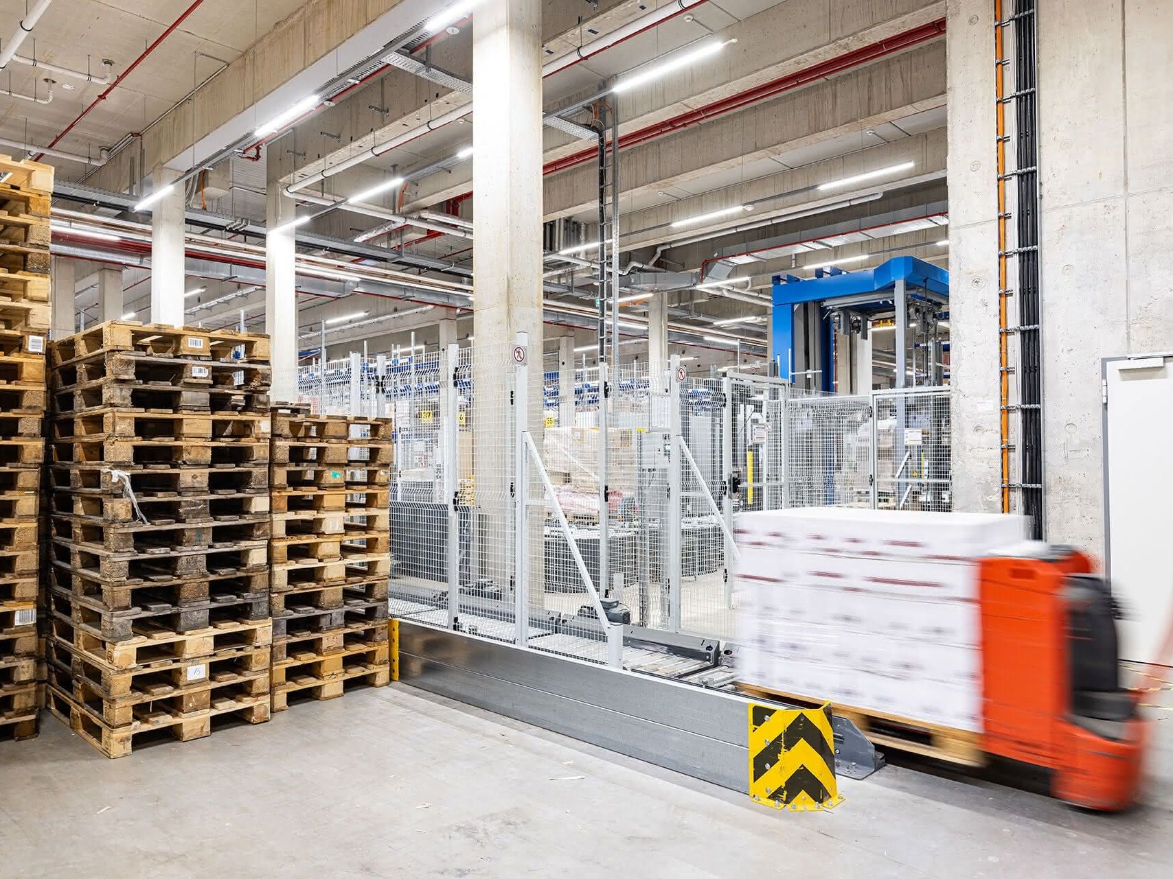 Lager- & Kommissioniertechnik: Lebensmittelgroßhändler beschleunigt interne Logistik Lager- & Kommissioniertechnik: Lebensmittelgroßhändler beschleunigt interne Logistik