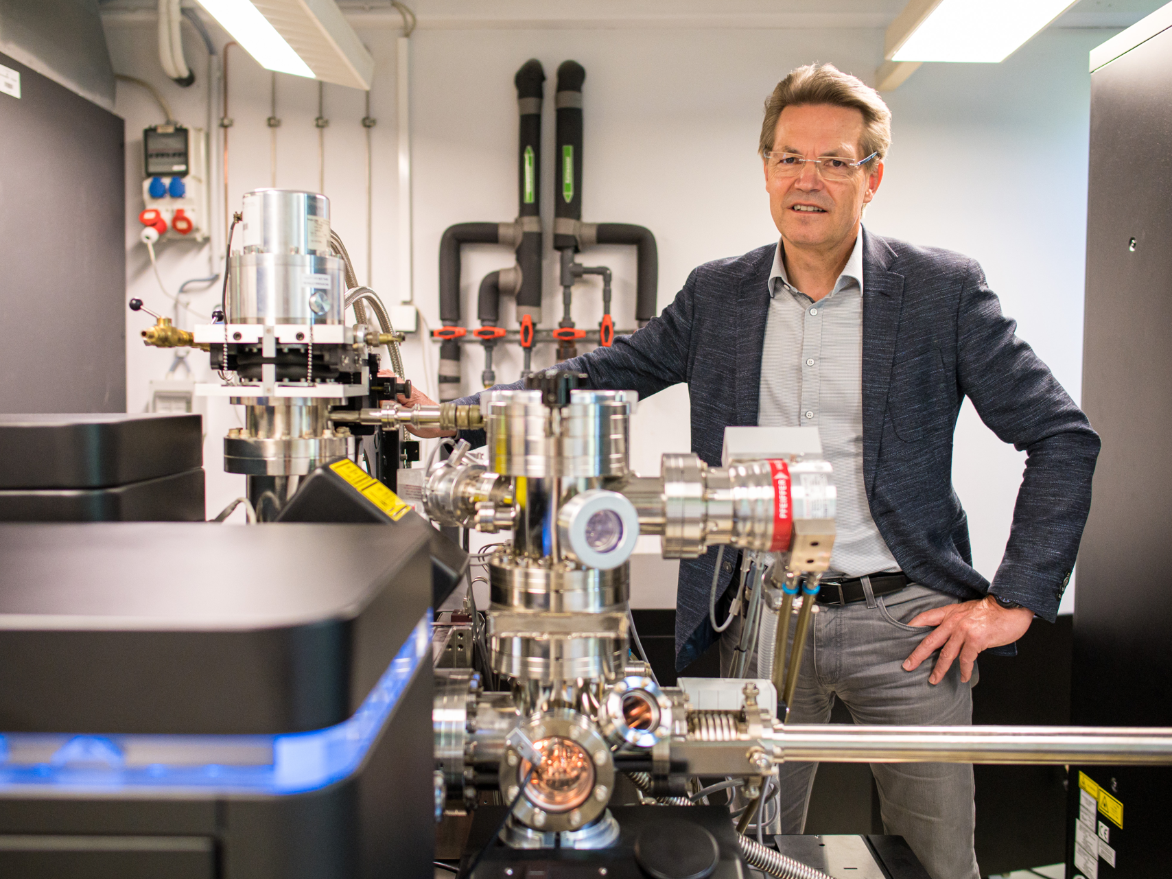 Frank Mücklich, Professor für Funktionswerkstoffe der Universität des Saarlandes und Leiter des Steinbeis-Forschungszentrum für Werkstofftechnik (MECS) im Labor für Atomsonden-Tomographie Frank Mücklich, Professor für Funktionswerkstoffe der Universität des Saarlandes und Leiter des Steinbeis-Forschungszentrum für Werkstofftechnik (MECS) im Labor für Atomsonden-Tomographie