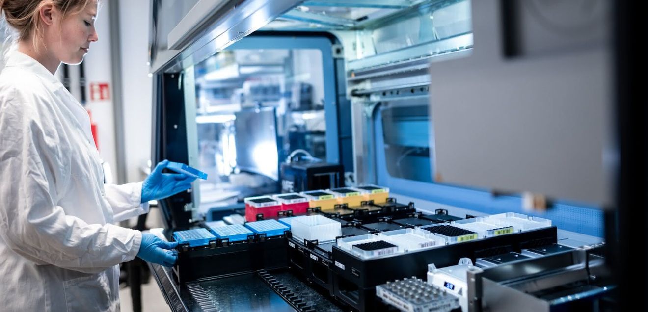 Labormanagerin Charlotte Frie an der automatisierten Analyse-Plattform, dem Herzstück des in der Studie vorgestellten Workflows.