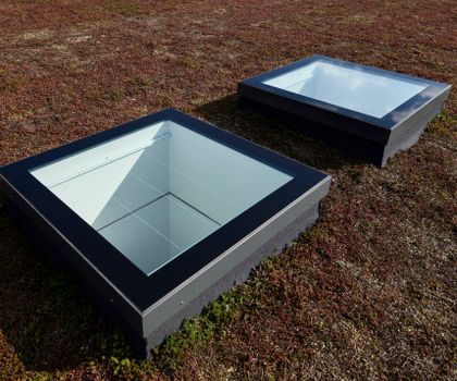 Die Größe der Modular Rooflights, hier in der Ausführung als Monolight, ist millimetergenau konfigurierbar (Foto: Mads Frederik/Velux Commercial)