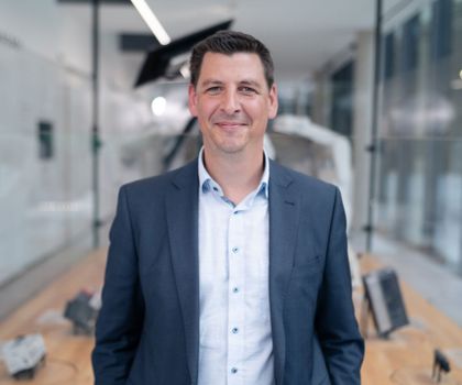 Stefan Knauf: »In unseren eigenen Werken ist es uns durch die Visualisierung unserer Arbeitsabläufe und die Einführung von Hilfsmitteln direkt am Montagearbeitsplatz gelungen, die Produktionseffizienz um 30 % zu steigern.« Stefan Knauf: »In unseren eigenen Werken ist es uns durch die Visualisierung unserer Arbeitsabläufe und die Einführung von Hilfsmitteln direkt am Montagearbeitsplatz gelungen, die Produktionseffizienz um 30 % zu steigern.«