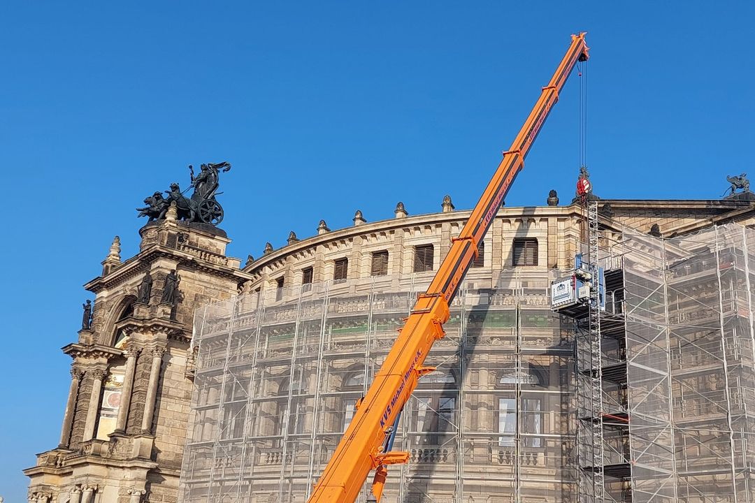 GEDA 500 Z/ZP unterstützt Fassadensanierung an der Semperoper Dresden GEDA 500 Z/ZP unterstützt Fassadensanierung an der Semperoper Dresden