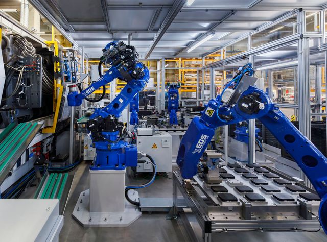 Hochautomatisiertes Spritzgießen: Sechsachsroboter automatisieren die komplette Handhabung Hochautomatisiertes Spritzgießen: Sechsachsroboter automatisieren die komplette Handhabung