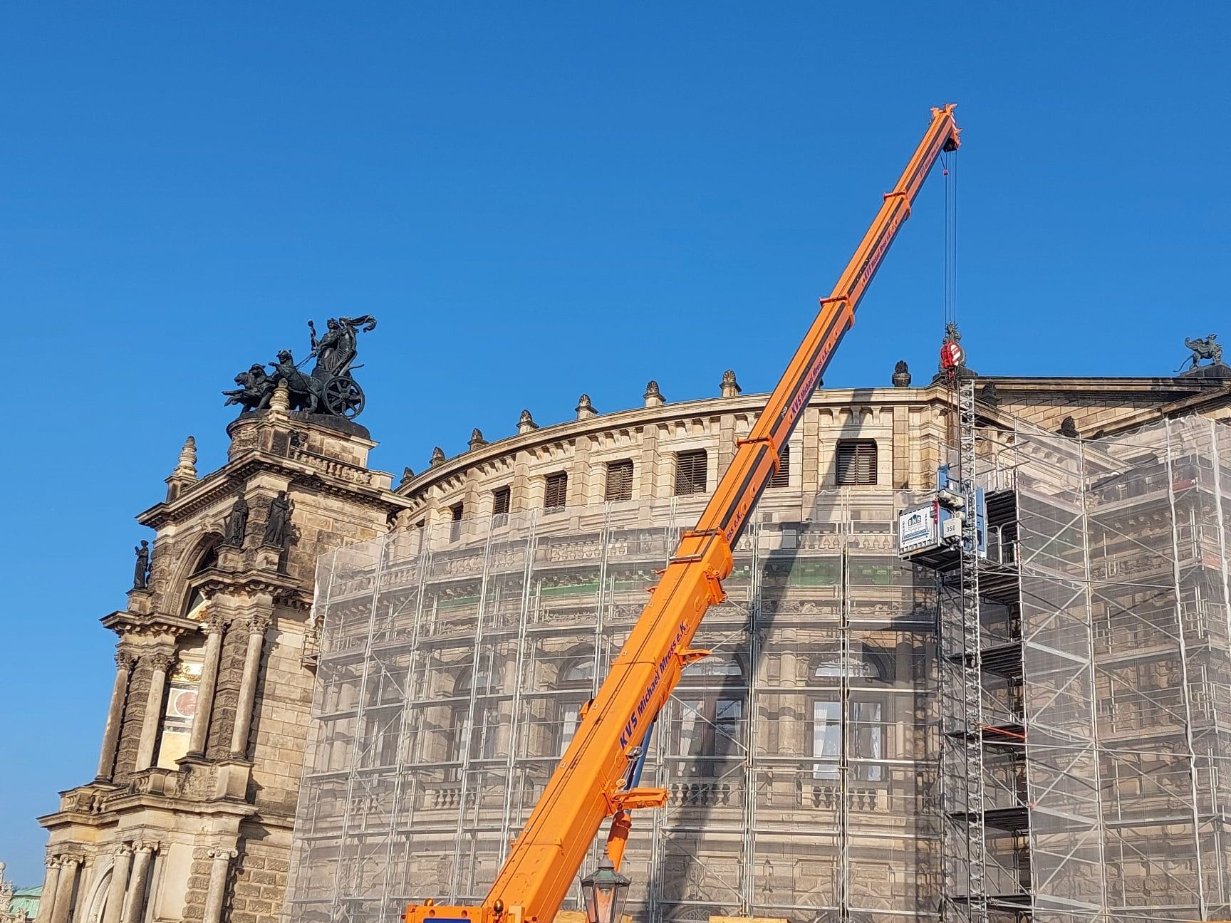 GEDA 500 Z/ZP unterstützt Fassadensanierung an der Semperoper Dresden