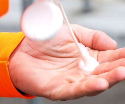 Auftragen von Sonnencreme Auftragen von Sonnencreme
