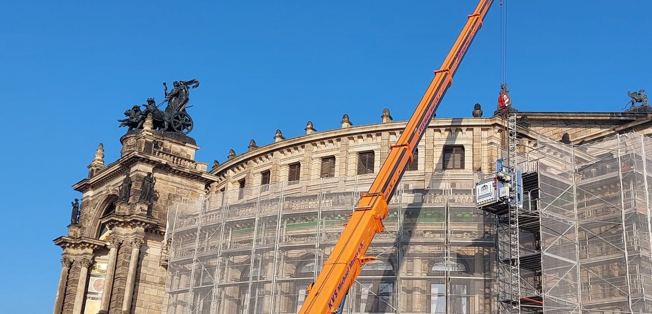 GEDA 500 Z/ZP unterstützt Fassadensanierung an der Semperoper Dresden GEDA 500 Z/ZP unterstützt Fassadensanierung an der Semperoper Dresden
