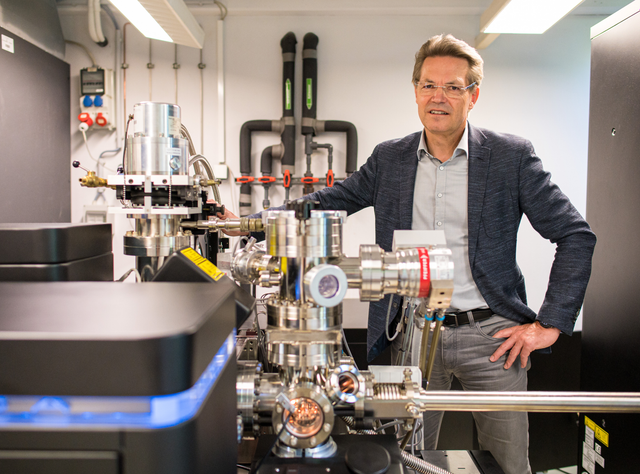 Frank Mücklich, Professor für Funktionswerkstoffe der Universität des Saarlandes und Leiter des Steinbeis-Forschungszentrum für Werkstofftechnik (MECS) im Labor für Atomsonden-Tomographie Frank Mücklich, Professor für Funktionswerkstoffe der Universität des Saarlandes und Leiter des Steinbeis-Forschungszentrum für Werkstofftechnik (MECS) im Labor für Atomsonden-Tomographie