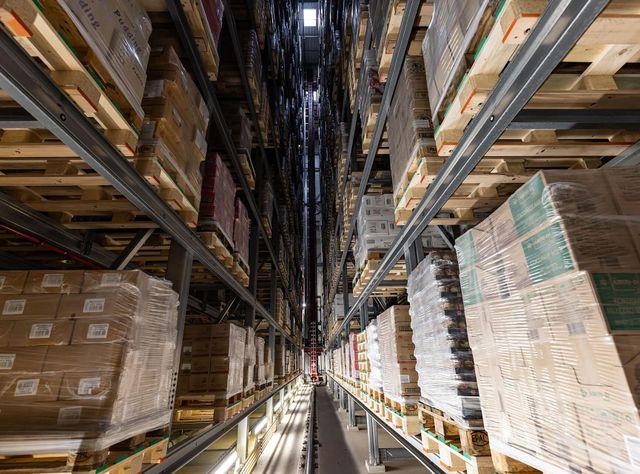 Lager- & Kommissioniertechnik: Lebensmittelgroßhändler beschleunigt interne Logistik Lager- & Kommissioniertechnik: Lebensmittelgroßhändler beschleunigt interne Logistik