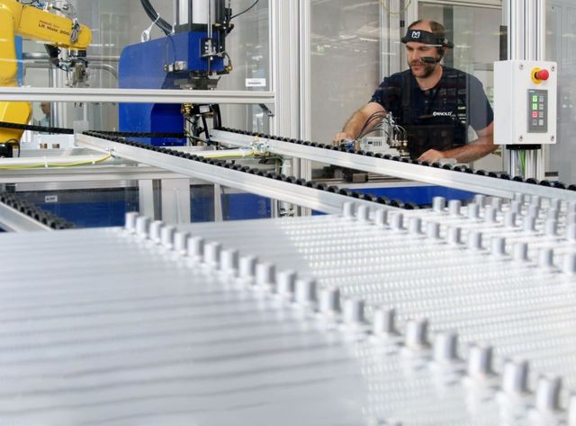 Arnold Umformtechnik expands after-sales service: Faster help with VR glasses