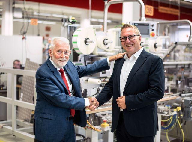 Generationenwechsel bei Bluhm Systeme: Firmengründer Eckhard Bluhm übergibt Staffelstab an Sohn Volker Bluhm