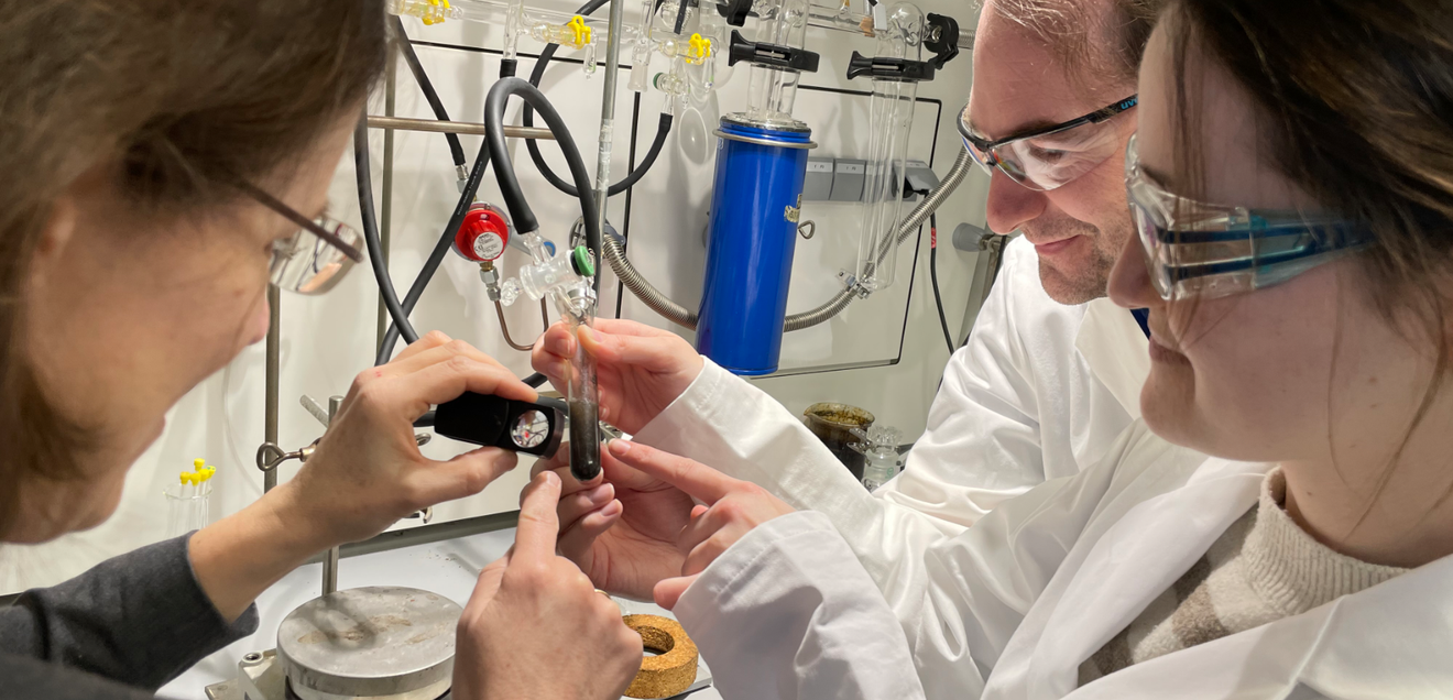 Materialforschung Ring aus fünf Bismut-Atomen hergestellt Professorin Stefanie Dehnen (links) gemeinsam mit Dr. Benjamin Peerless (Mitte) und Dr. Julia Rienmüller (rechts) im Labor