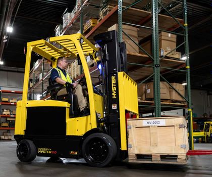 Flurförderzeuge: Hyster launcht neuen Elektrostapler für Innenanwendungen