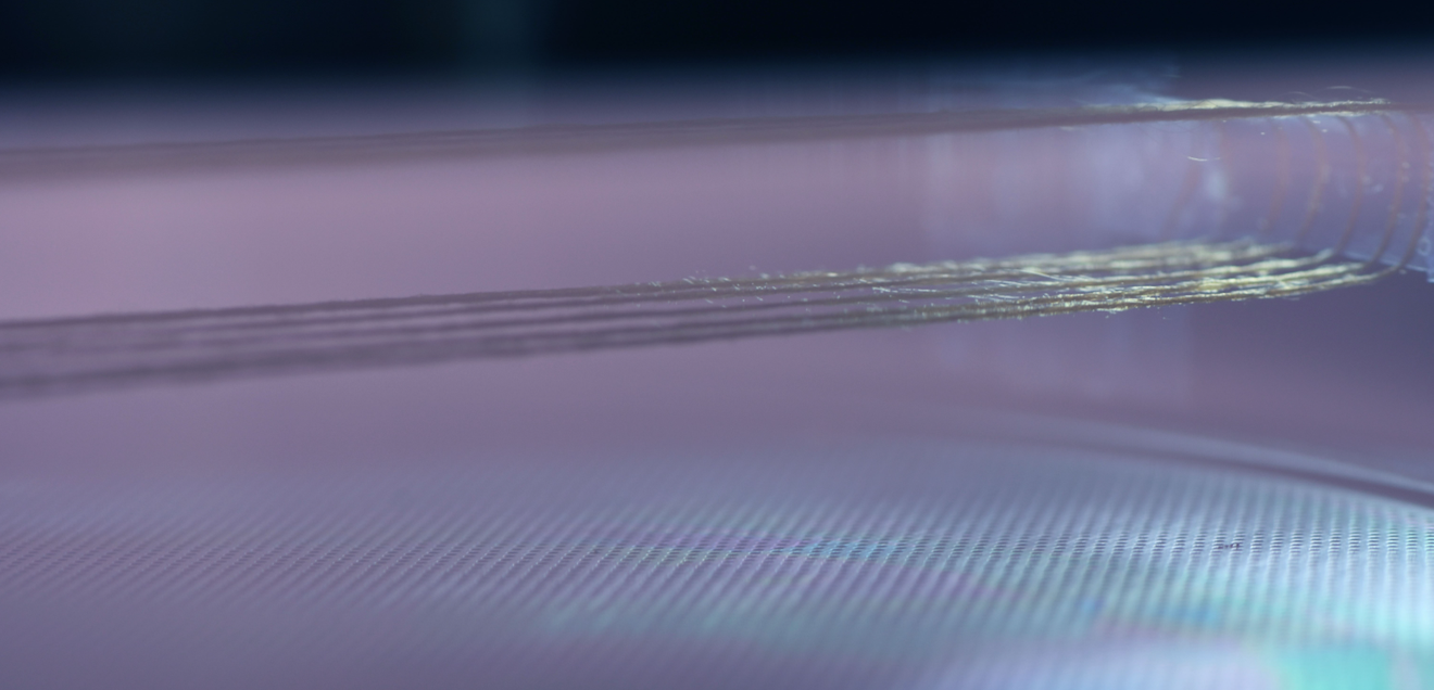 Im Plasma docken die reaktiven Spezies der Imprägnierungschemikalien an die Einzelfasern eines Textilgarns an.