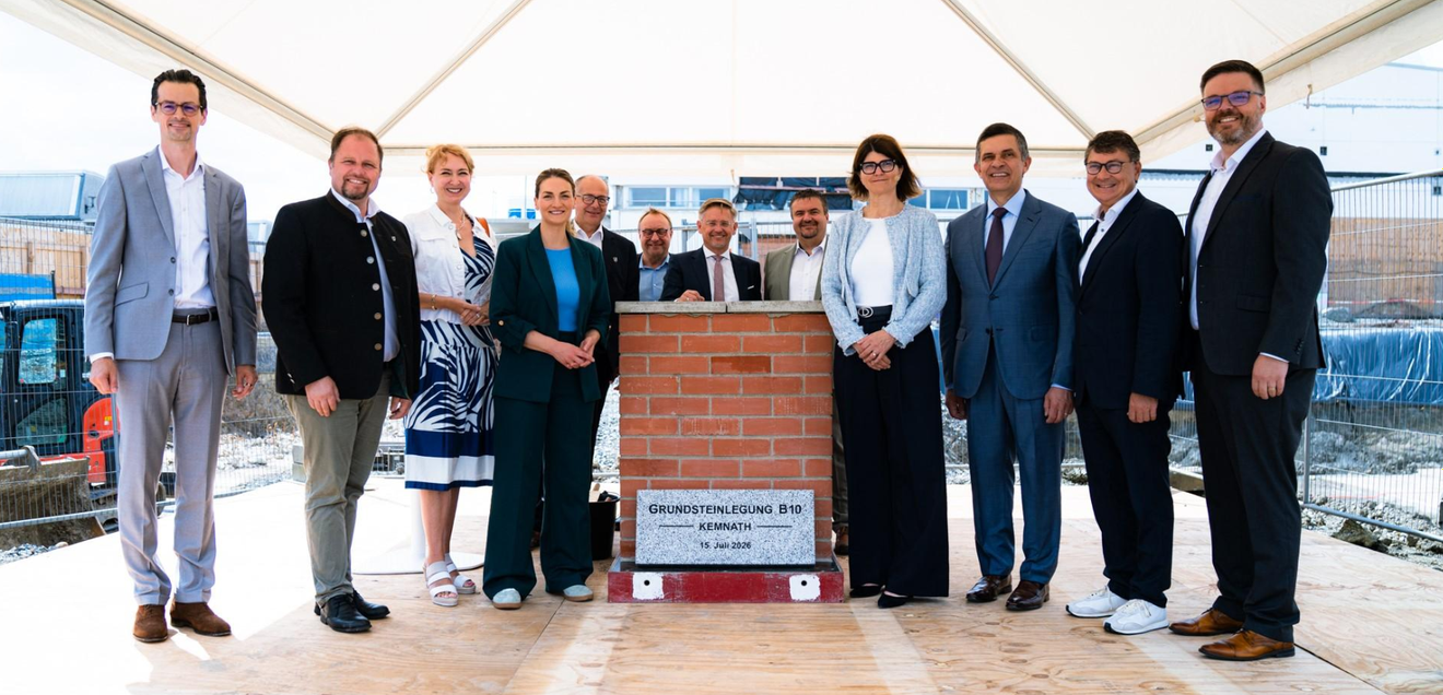 Siemens Healthineers erweitert den Standort Kemnath mit einer neuen Fertigungshalle für Medizintechnik-Komponenten und investiert rund 70 Millionen Euro. Grundsteinlegung in Kemnath: Gäste der Veranstaltung waren Judith Gerlach, bayerische Gesundheitsministerin, Hubert Schicker, Landrat des Landkreises Tirschenreuth, Roman Schäffler, erster Bürgermeister der Stadt Kemnath sowie Elisabeth Staudinger, Mitglied des Vorstandes Siemens Healthineers AG.
