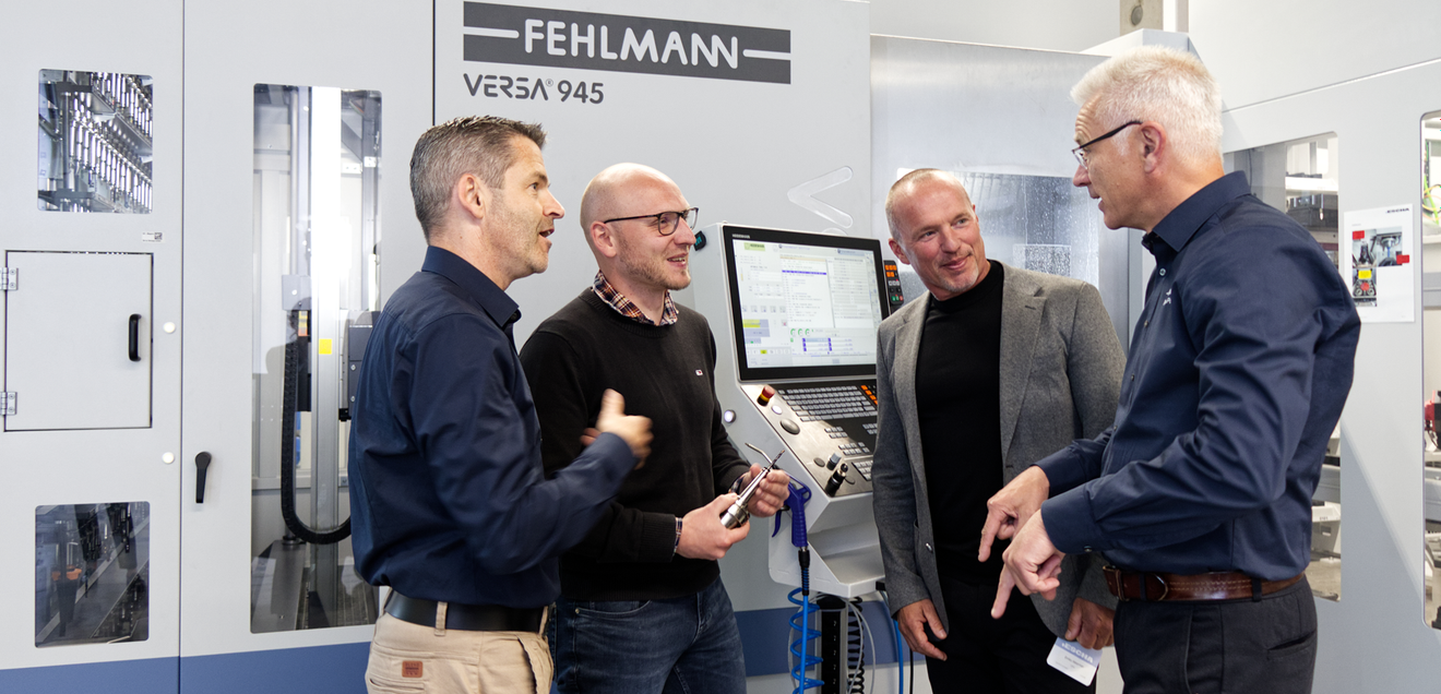 Vor der Versa 945 bei Escha: Alain Strebel (Fehlmann), Benjamin Unruh (ESCHA), Enrico Akkerman (Gibas) und Peter Potjans (Fehlmann). Vor der VERSA 945 bei ESCHA: Alain Strebel (Fehlmann), Benjamin Unruh (ESCHA), Enrico Akkerman (Gibas) und Peter Potjans (Fehlmann).