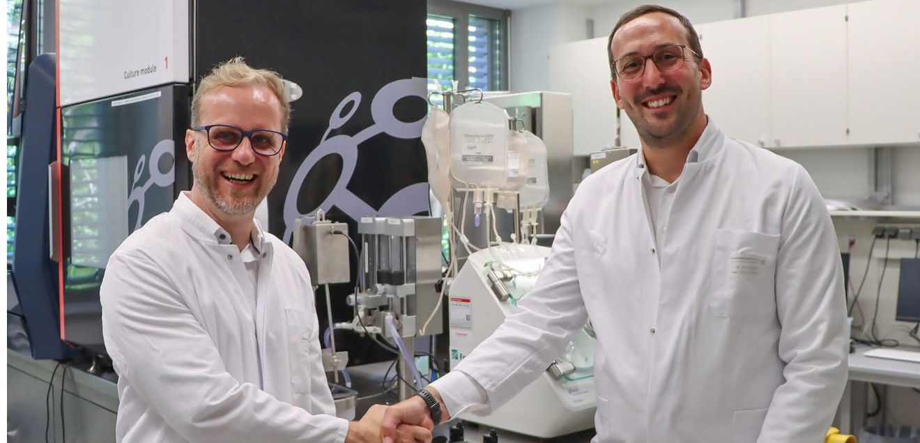Laborplattform zur automatisierten Produktion von Immunzellen Von links nach rechts: Prof. Dr. Michael Hudecek und Dr. Bastian Nießing