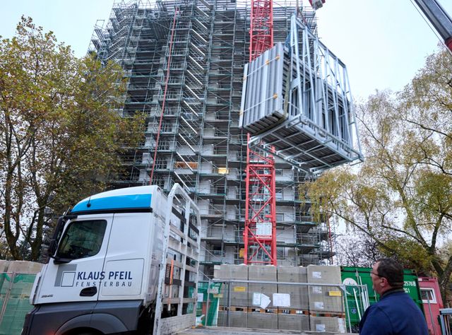 Hoch hinaus mit Halt: Energieeffizient modernisiert dank SFS-Befestigungslösung