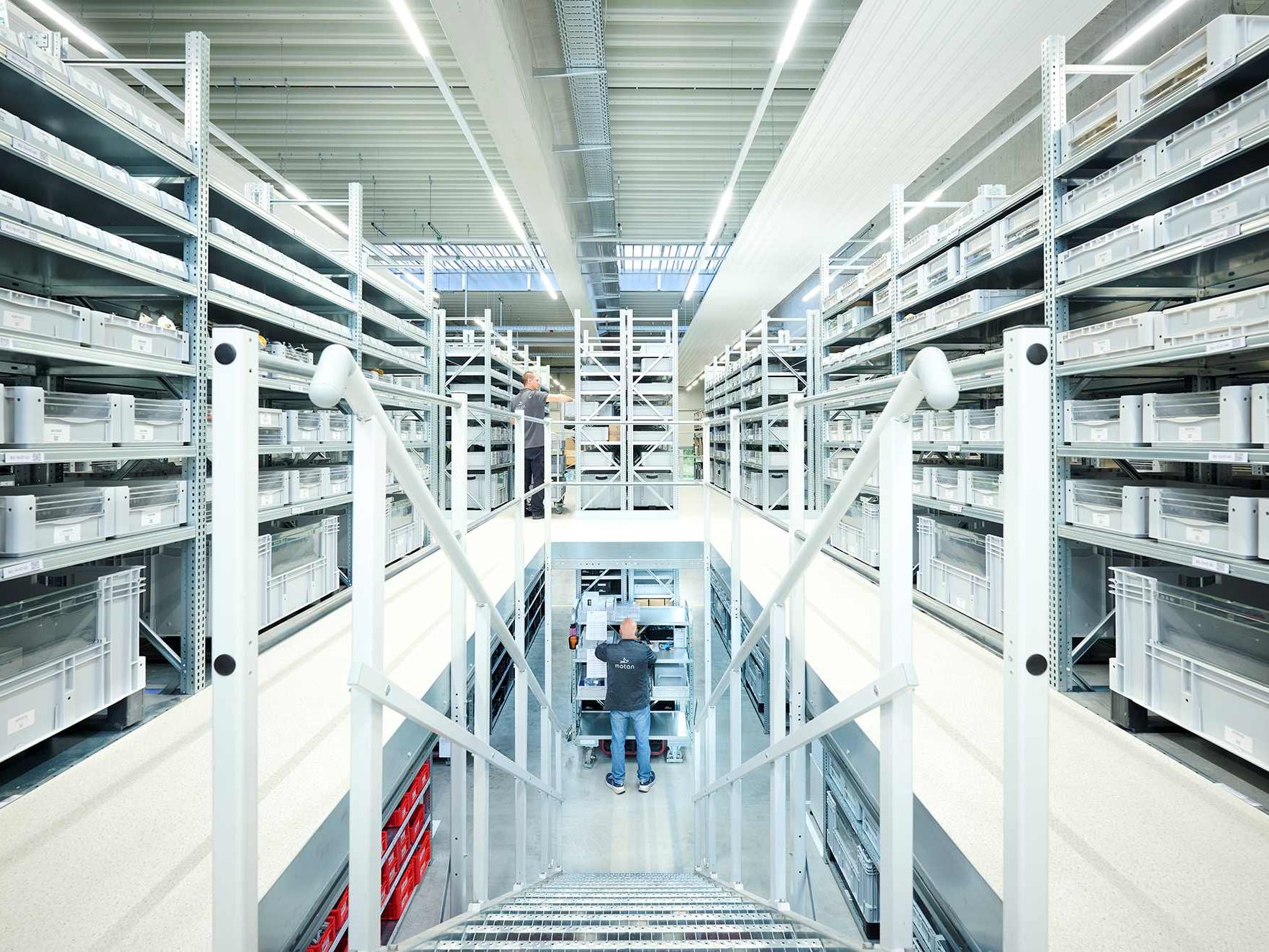 Behälter, Boxen und Paletten: Strukturiert und kompakt lagern Behälter, Boxen und Paletten: Strukturiert und kompakt lagern