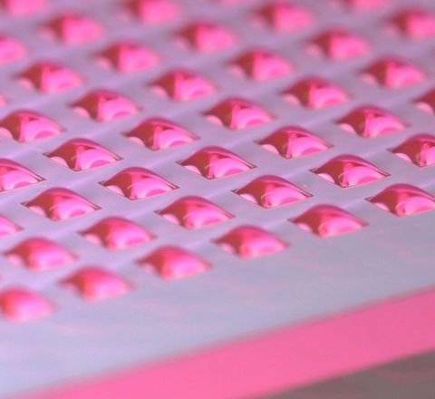 Mit Nanotröpfchen zur effizienten Wirkstoffforschung - Plattform für miniaturisierten Workflow Mit 200 Nanolitern pro Tropfen können Forschende bis zu 1000 Experimente auf einem einzelnen Chip durchführen. Größe und Anzahl lassen sich dabei individualisieren.