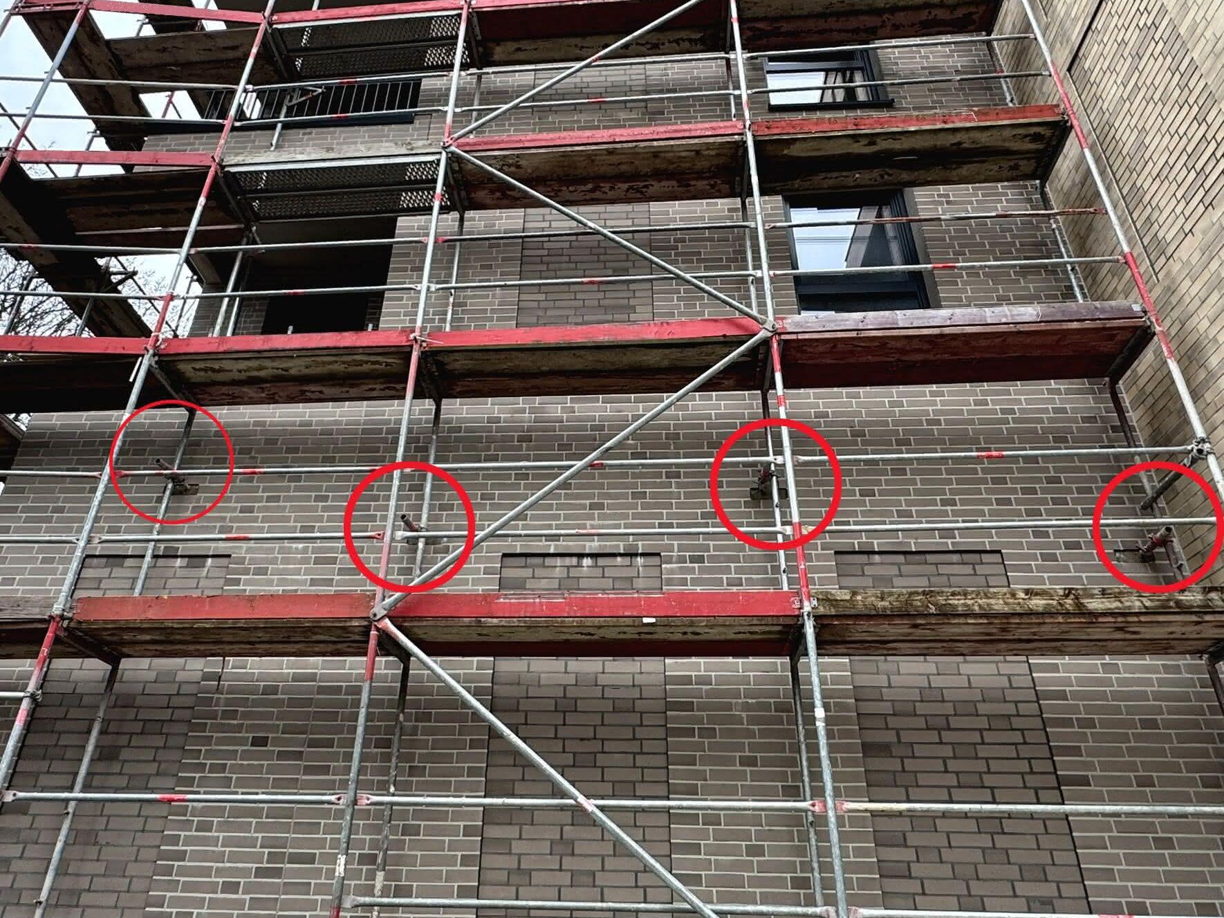 Eine eingerüstete Hausfassade mit Mauerankern von Isorocket
