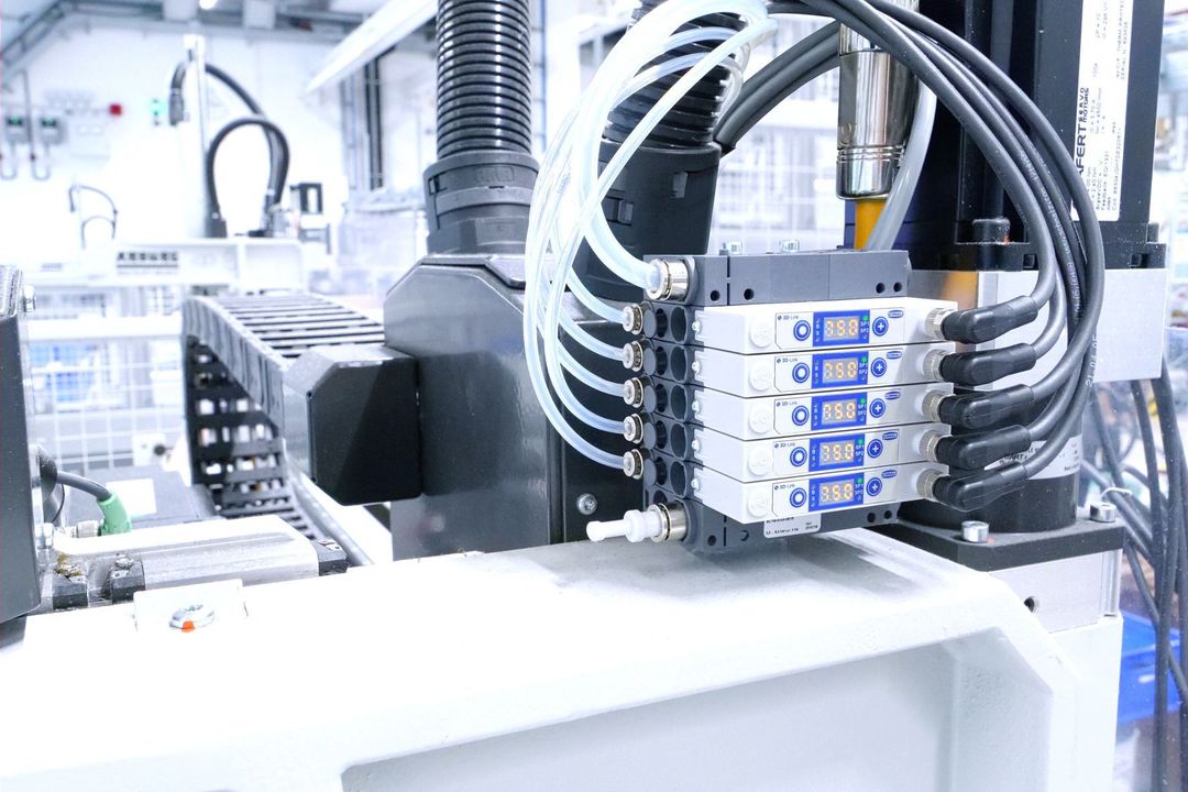 Grippers and vacuum generators with many possibilities: Support with the handling of goods