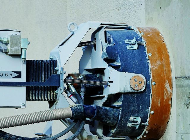 Baumaschinen für urbane Flächen von Schwamborn Die Schleif- und Stockmaschine WDS 530 im Einsatz an einer Wand