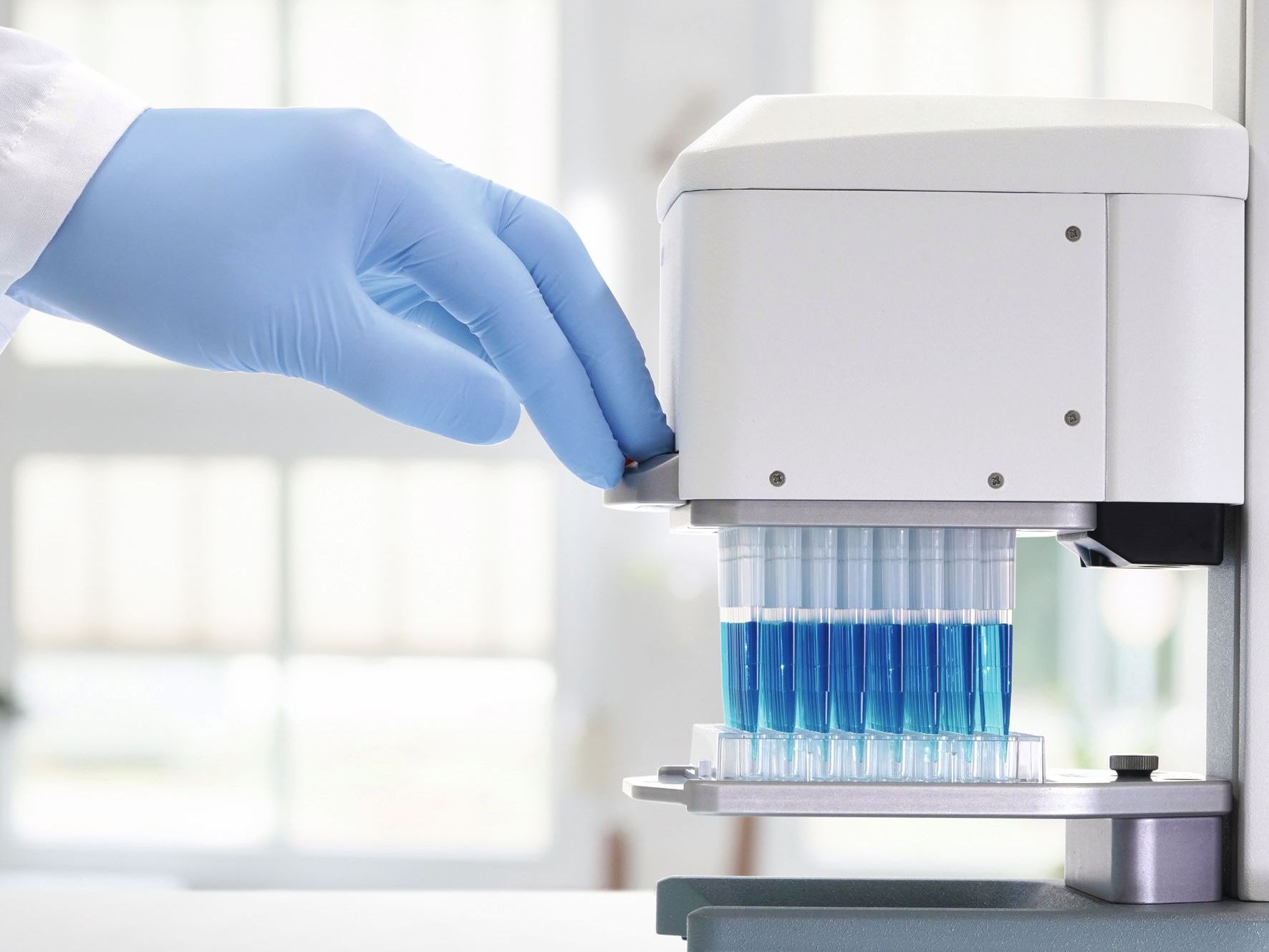Dosieren und Mischen: Elektronischer Tischpipettierer Tischpipettierer Rainin MicroPro - Seitenansicht