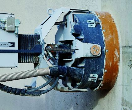 Baumaschinen für urbane Flächen von Schwamborn Die Schleif- und Stockmaschine WDS 530 im Einsatz an einer Wand