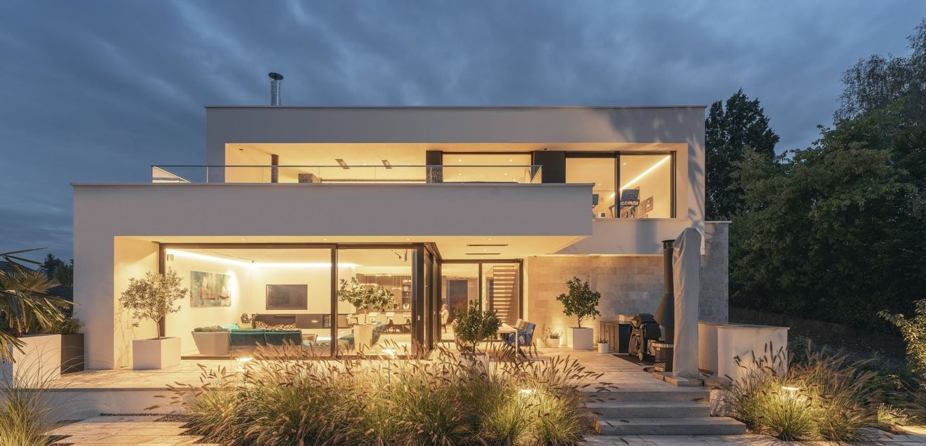 Wohnhaus mit repräsentativer Natursteinschale