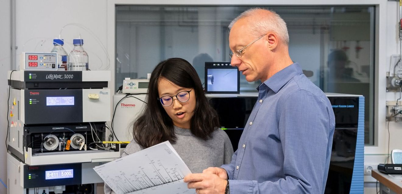 Prof. Dr. Bernhard Küster und eine Forscherin vor einem Massenspektrometer Prof. Dr. Bernhard Küster und eine Forscherin vor einem Massenspektrometer
