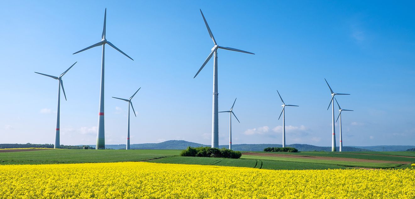 Regenerative Energie wird dezentral erzeugt und erfordert einen umfassenden Ausbau der Stromnetze.