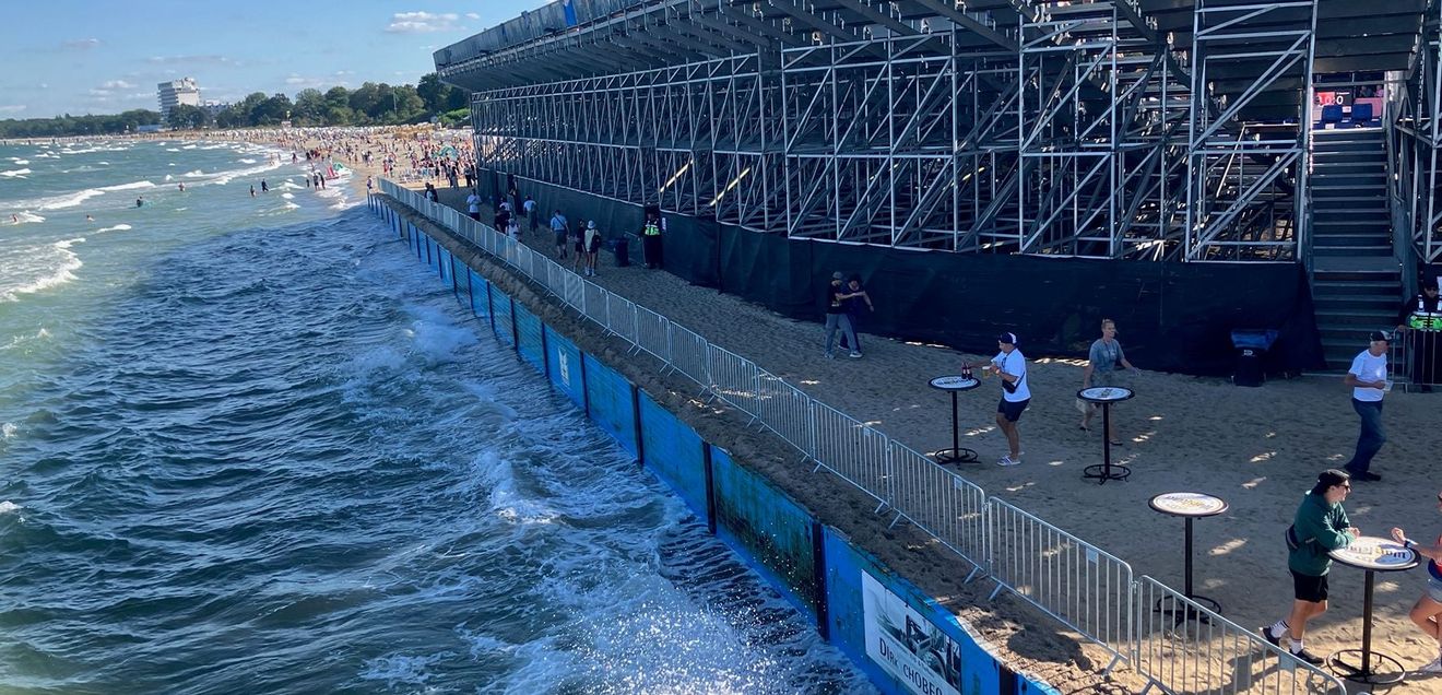 Strand wird Stadion Präzisionsarbeit am Timmendorfer Strand