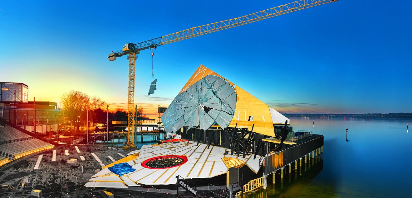 Beim Setzen der Stahlkonstruktion und beim Heben der Bauteile ist ein Liebherr 150 EC-B 8 Litronic zum Einsatz gekommen. Beim Setzen der Stahlkonstruktion und beim Heben der Bauteile ist ein Liebherr 150 EC-B 8 Litronic zum Einsatz gekommen.