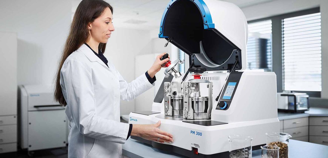 Probenvermahlung: Planeten-Kugelmühle nimmt vier Mahlbecher auf