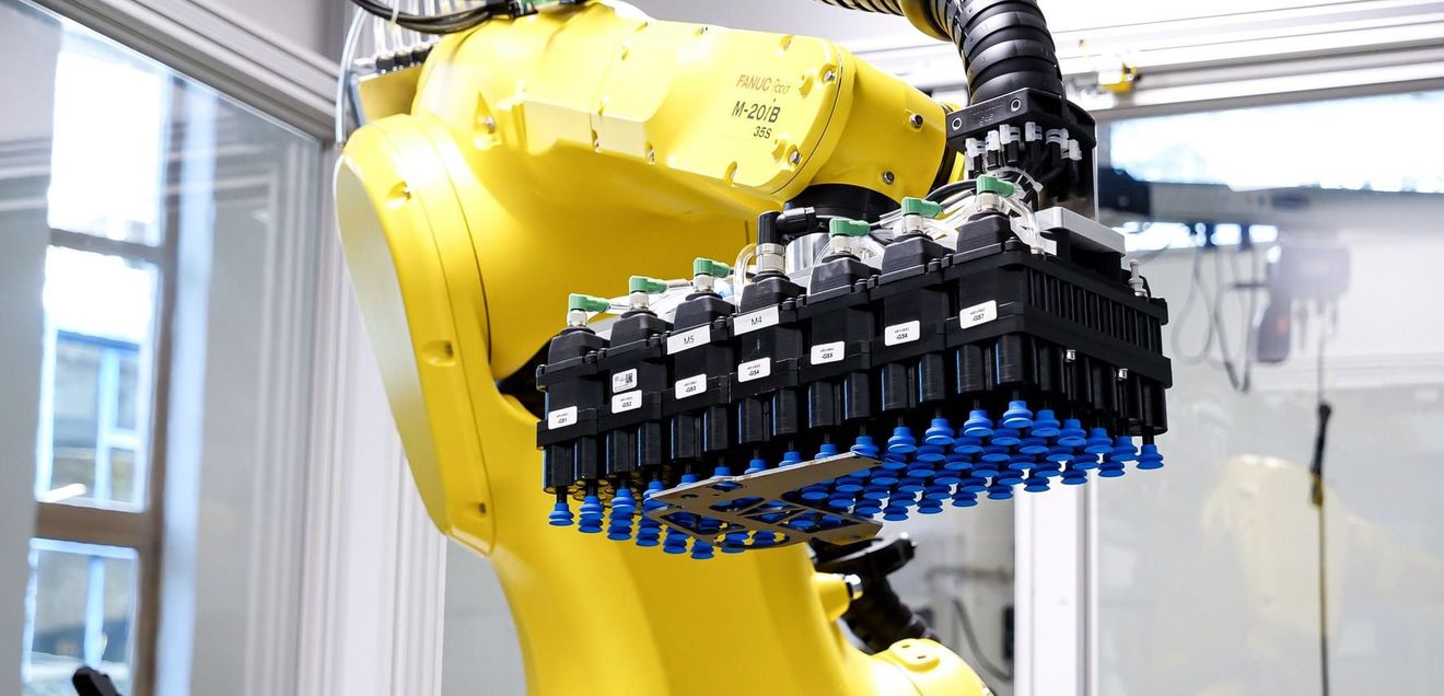 Maschinen beladen und entladen: Künstliche Intelligenz und ergonomisches Heben Maschinen beladen und entladen: Künstliche Intelligenz und ergonomisches Heben