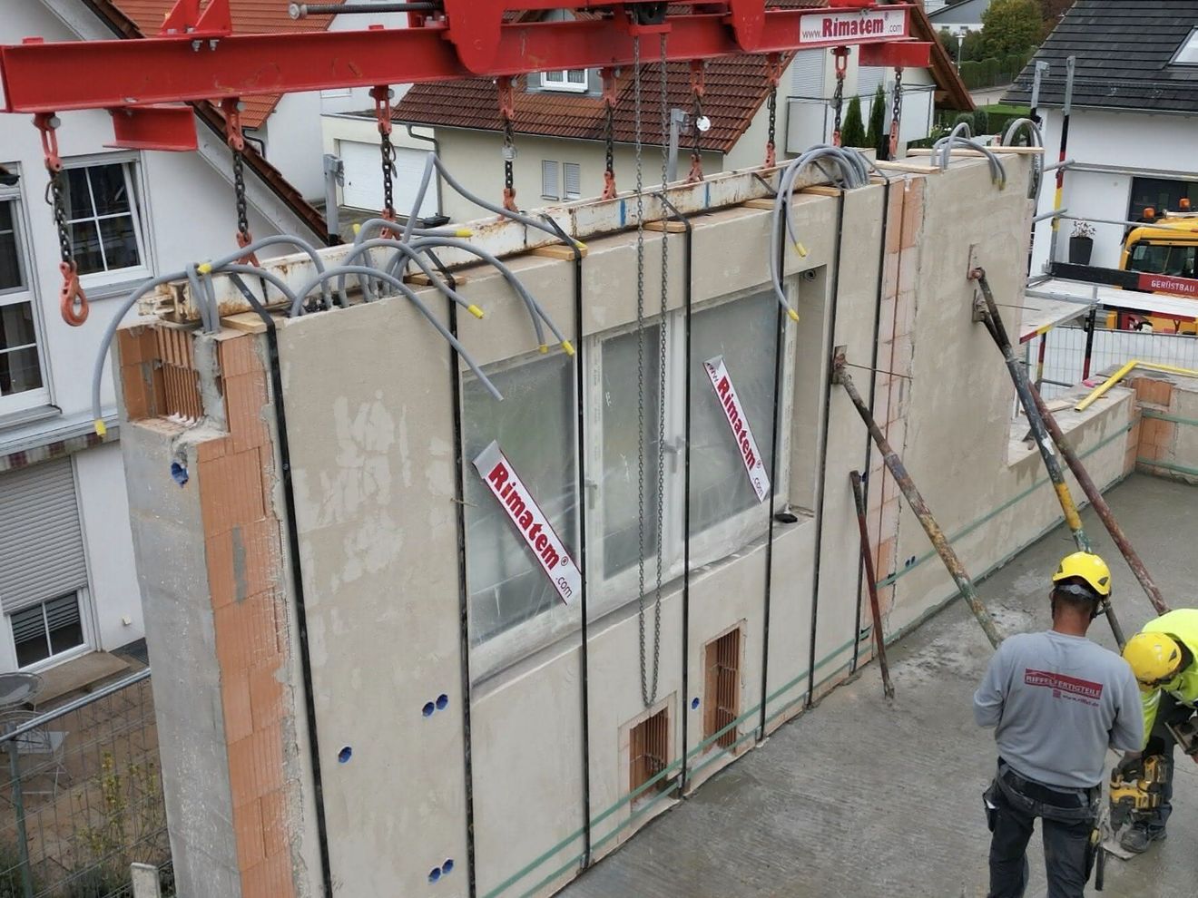 Betonfertigteil Ein Rimatem-Betonfertigteil, das von einem Roboter gemauert wurde auf einer Baustelle