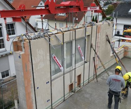 Betonfertigteil Ein Rimatem-Betonfertigteil, das von einem Roboter gemauert wurde auf einer Baustelle